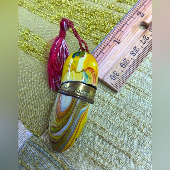 Antique needle/thread holder. Metal with enamel cover. Beautiful condition. - Picture 4 of 7